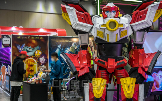 23일 경기도 고양시 킨텍스에서 열린 '콘텐츠 코리아 2022'에서 관람객들이 부스를 관람하고 있다.<이슬기 기자>